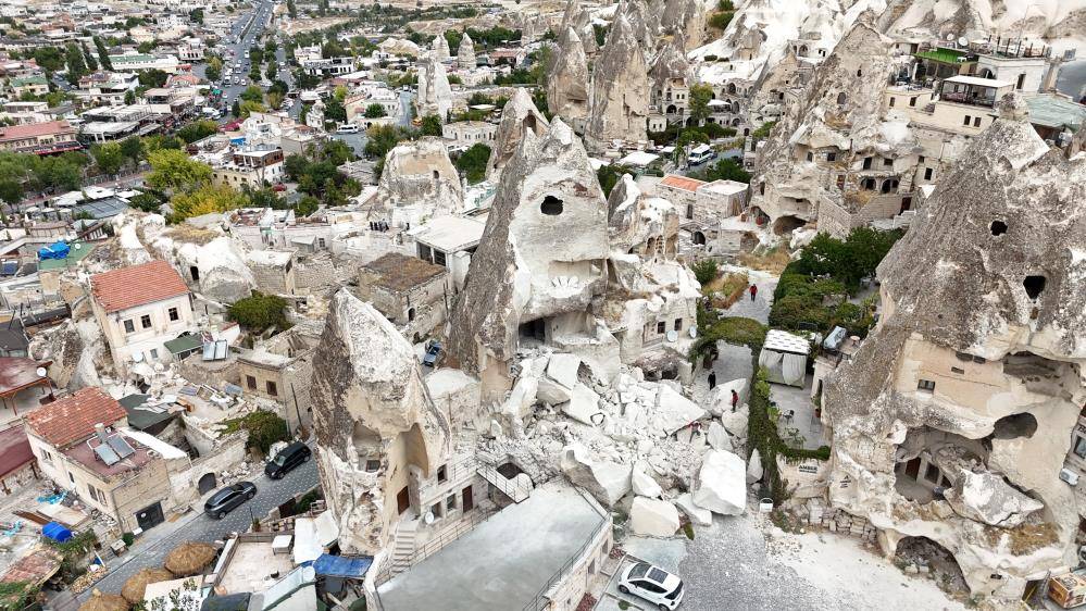 Kapadokya'da milyonlarca yıllık peribacası yıkıldı 9